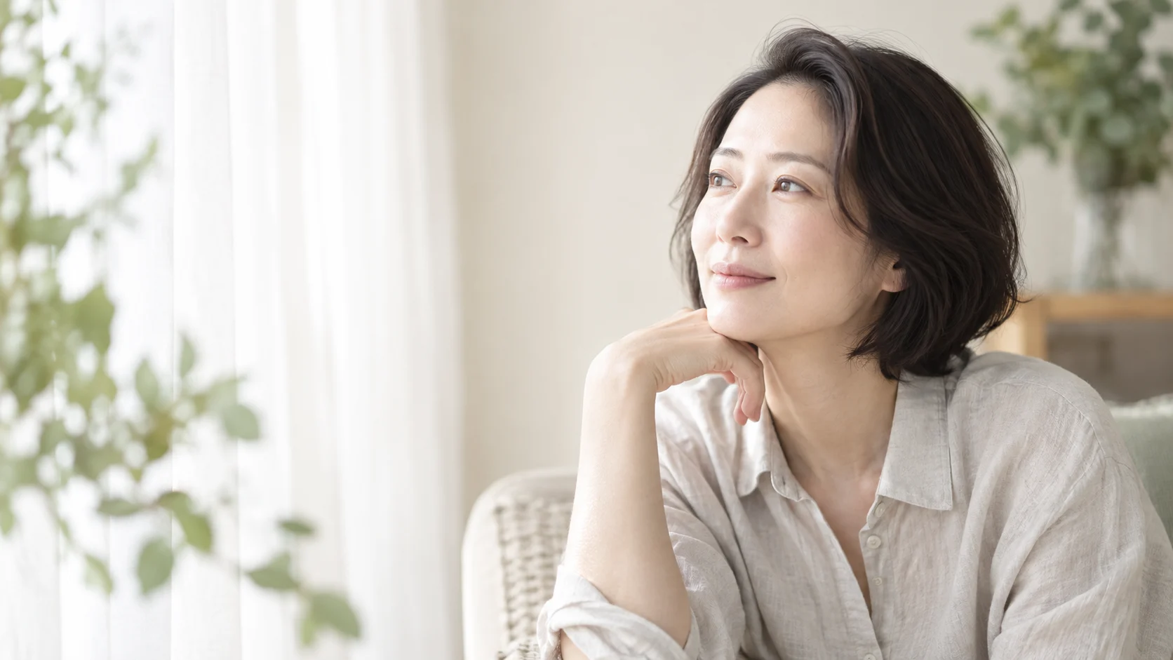 穏やかに自分らしさを見つめる女性のイメージ